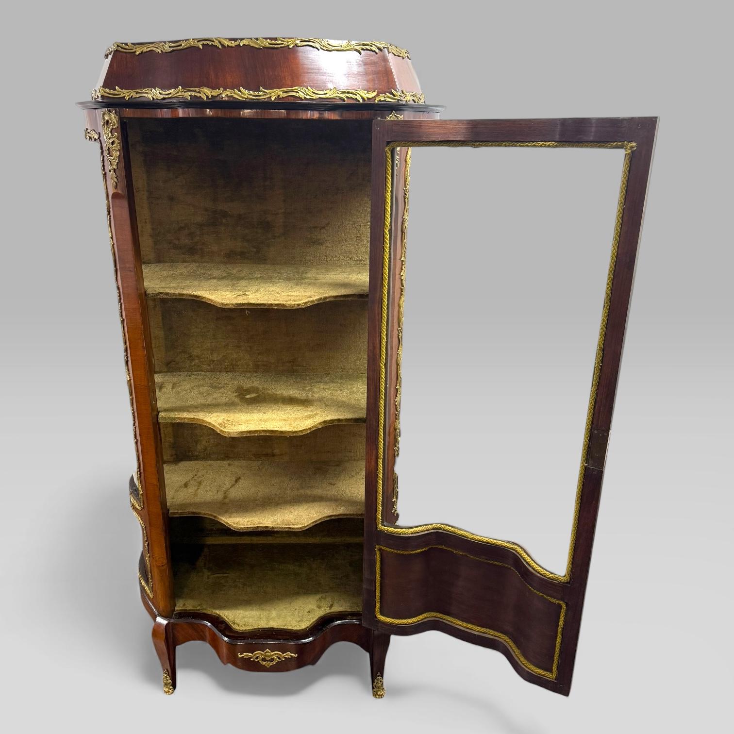 Antiguo Armario Vitrina Francés Estilo Luis XV de Madera de Rey y Marquetería Glaseado en venta