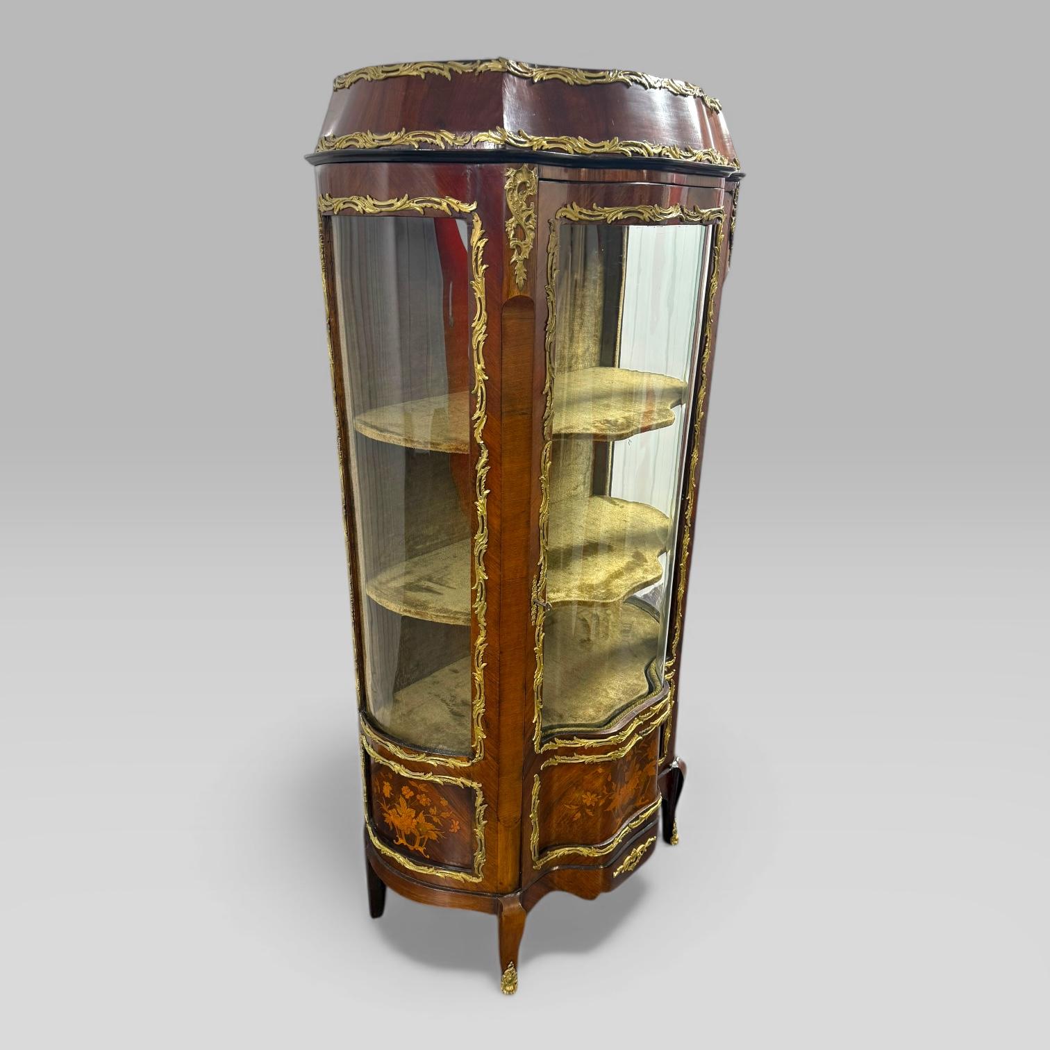Antiguo Armario Vitrina Francés Estilo Luis XV de Madera de Rey y Marquetería siglo XX en venta