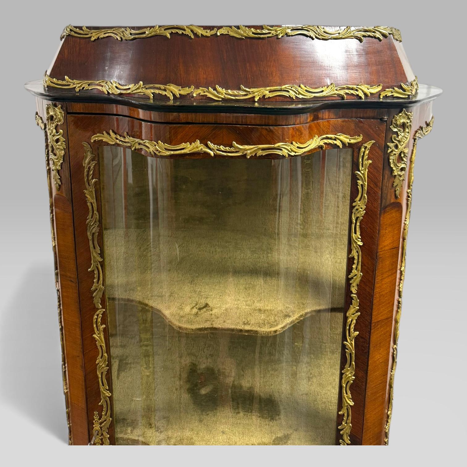 Antiguo Armario Vitrina Francés Estilo Luis XV de Madera de Rey y Marquetería Latón en venta