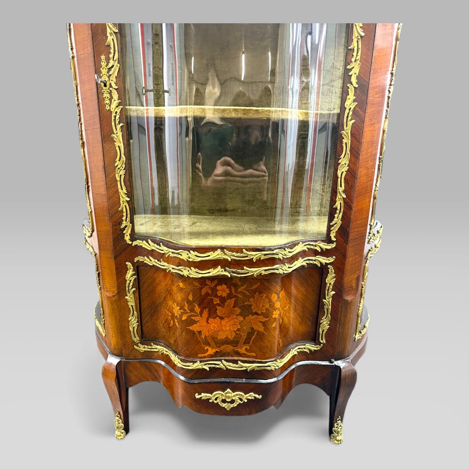 Antiguo Armario Vitrina Francés Estilo Luis XV de Madera de Rey y Marquetería en venta 1