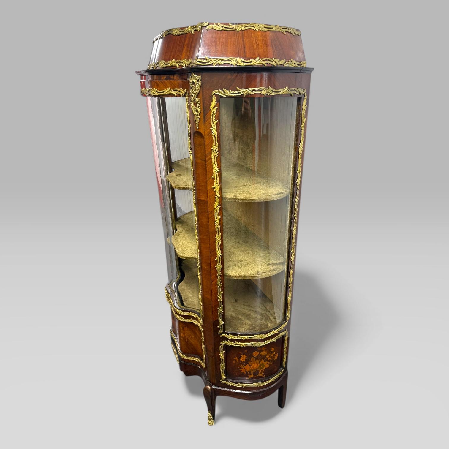 Antiguo Armario Vitrina Francés Estilo Luis XV de Madera de Rey y Marquetería en venta 2