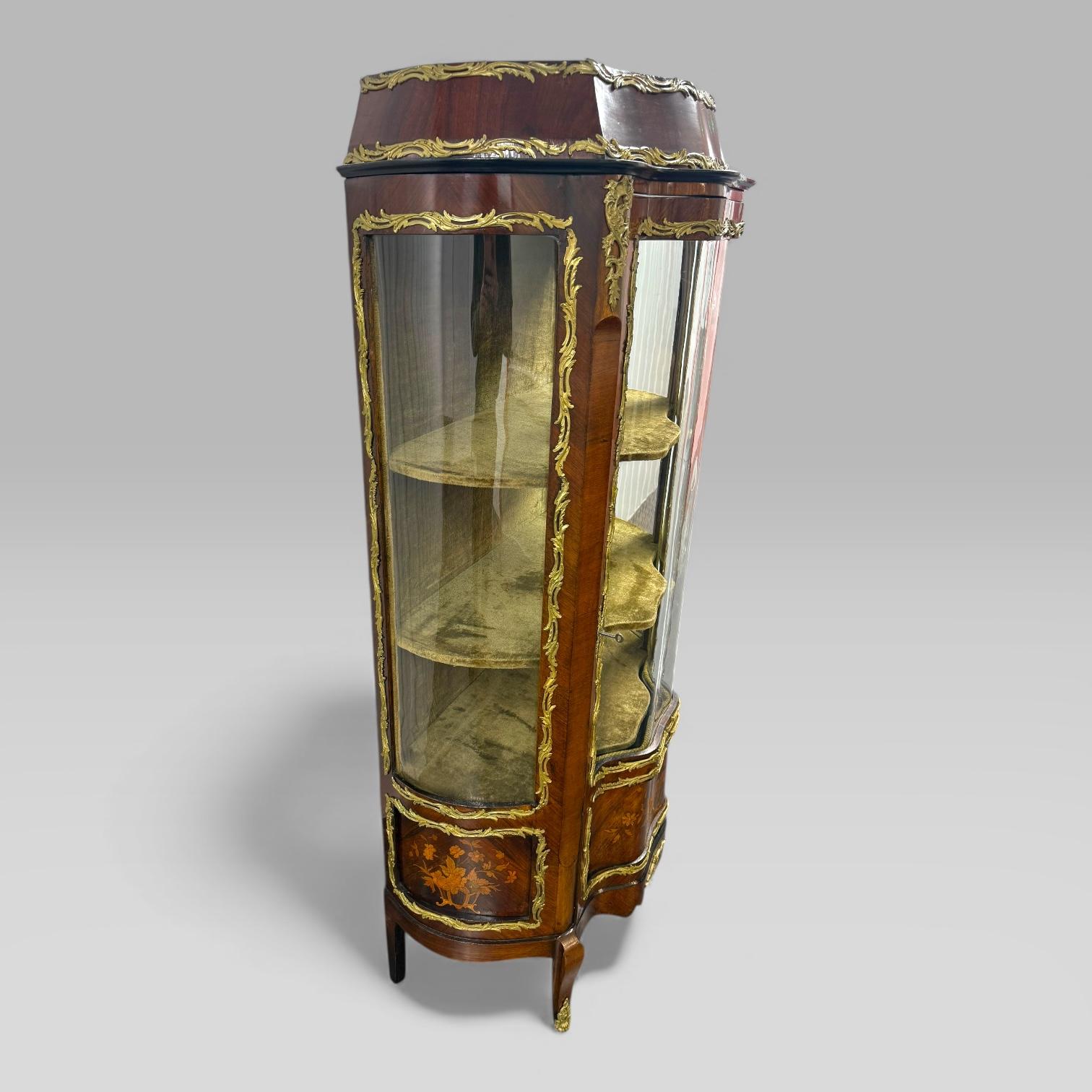 Antiguo Armario Vitrina Francés Estilo Luis XV de Madera de Rey y Marquetería en venta 3