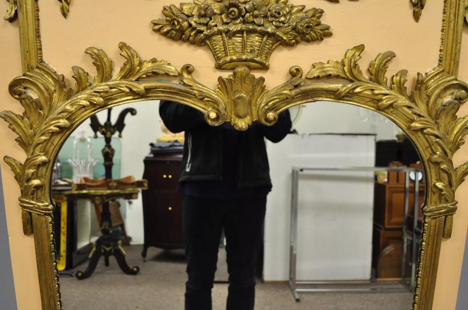 Sconosciuto Antique French Louis XV Style Grande specchio da parete Trumeau in legno dorato e color pesca in vendita