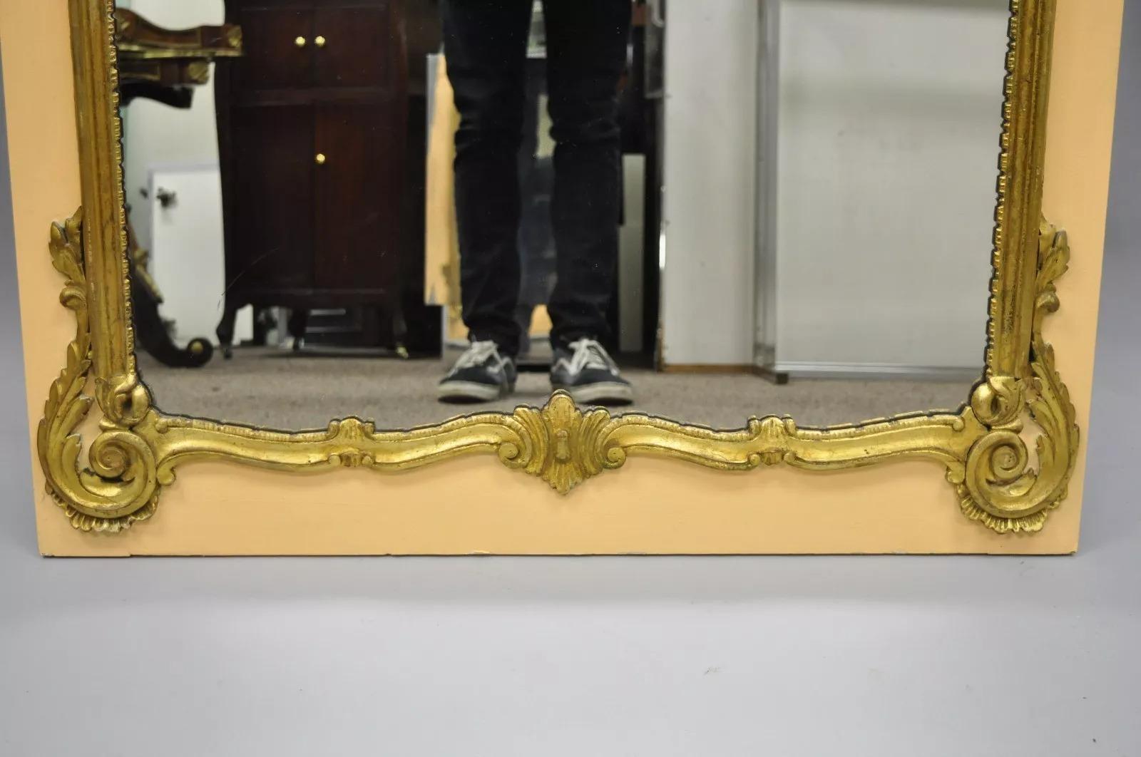 XX secolo Antique French Louis XV Style Grande specchio da parete Trumeau in legno dorato e color pesca in vendita
