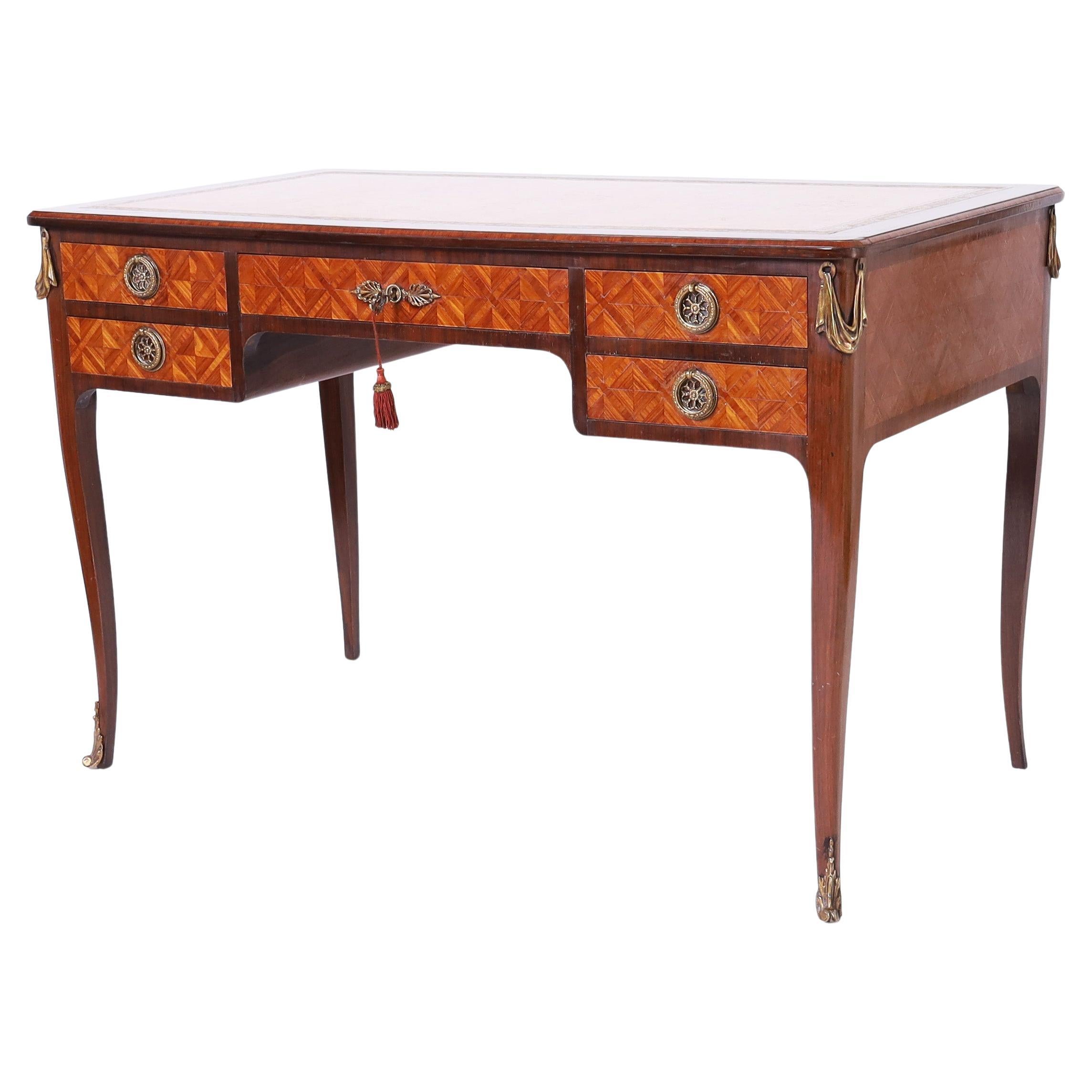 Antique French Louis XV Style Leather Top Desk (Scrivania in pelle)