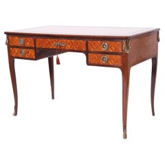 Bureau français ancien de style Louis XV avec dessus en cuir