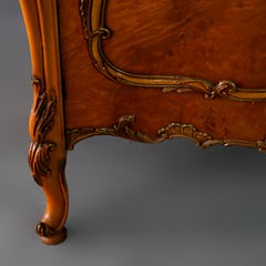 Ancienne crédence française de style Louis XV en érable et loupe par American Furniture