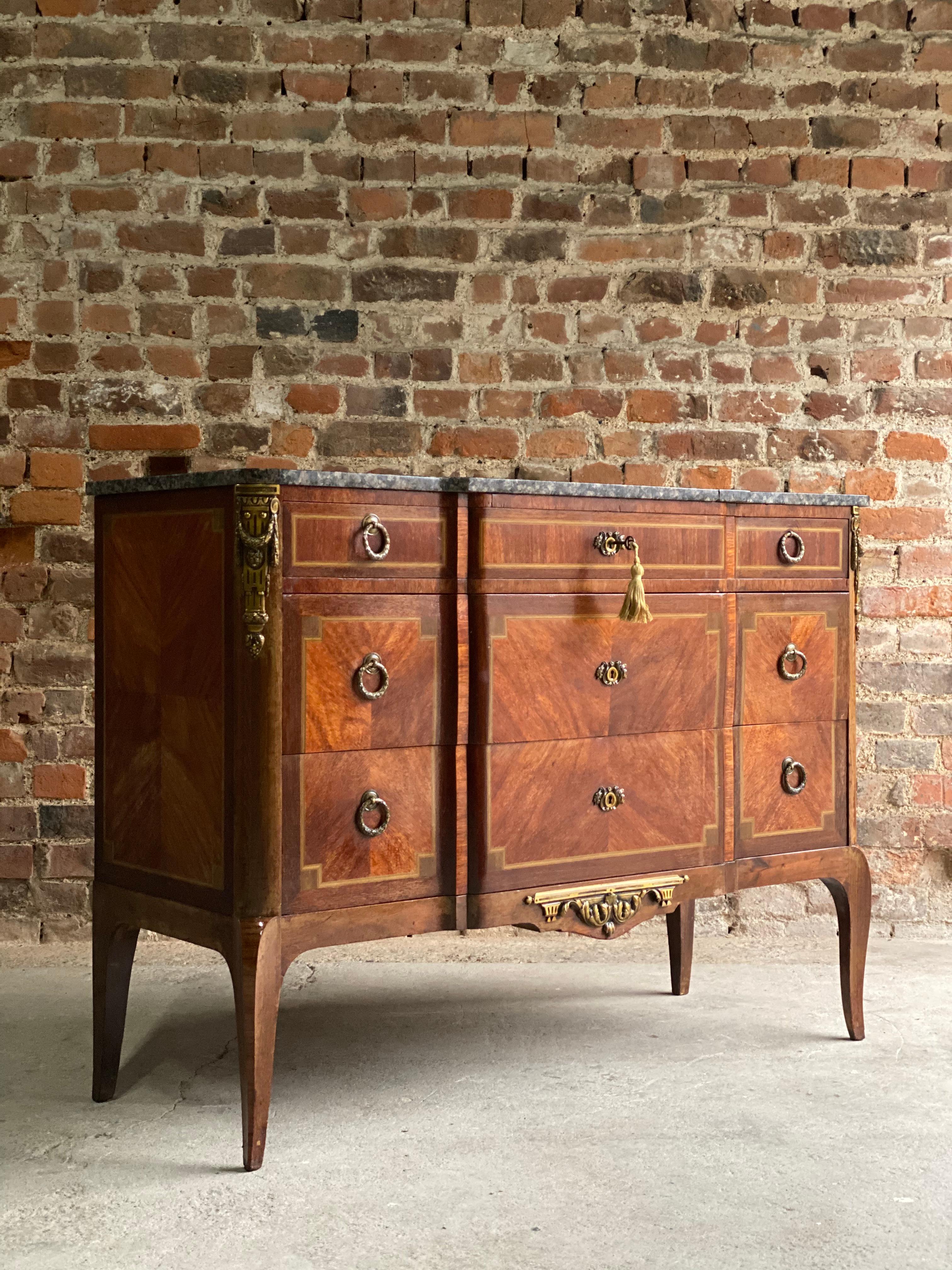 Antique Louis XV style marble topped mahogany breakfront commode chest of drawers, circa 1890, late 19th century French Parisian Napoleon III period, the black variegated shaped marble over three graduated drawers with brass drop ring pulls with