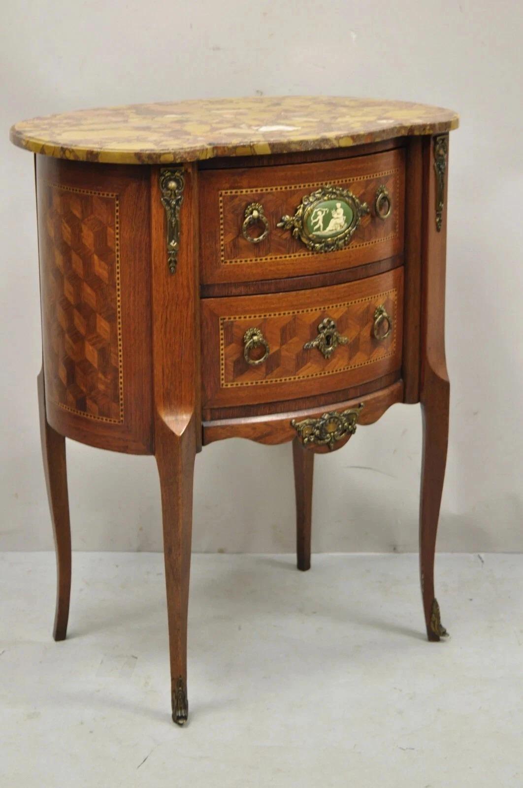 Veuillez nous envoyer un message avec votre code postal pour demander un devis plus raisonnable pour les frais d'expédition aux États-Unis.

Ancienne Commode à Bombe de style Louis XV à plateau en marbre Table de chevet Table d'appoint. Le plateau