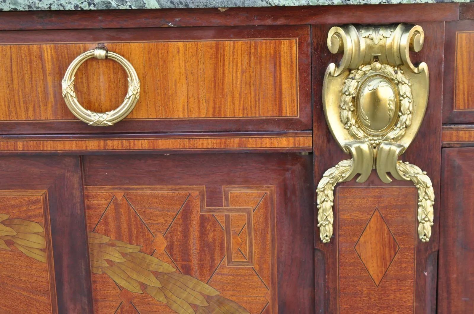Buffet français ancien de style Louis XV avec plateau en marbre, verre nœudé et bronze doré en vente 5