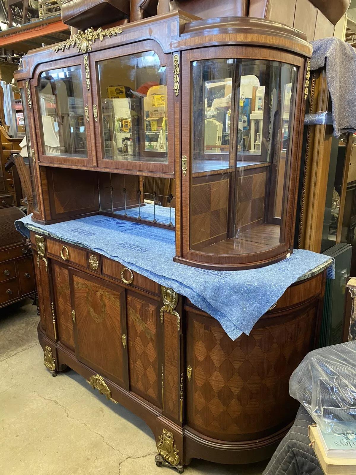 Buffet français ancien de style Louis XV avec plateau en marbre, verre nœudé et bronze doré en vente 6