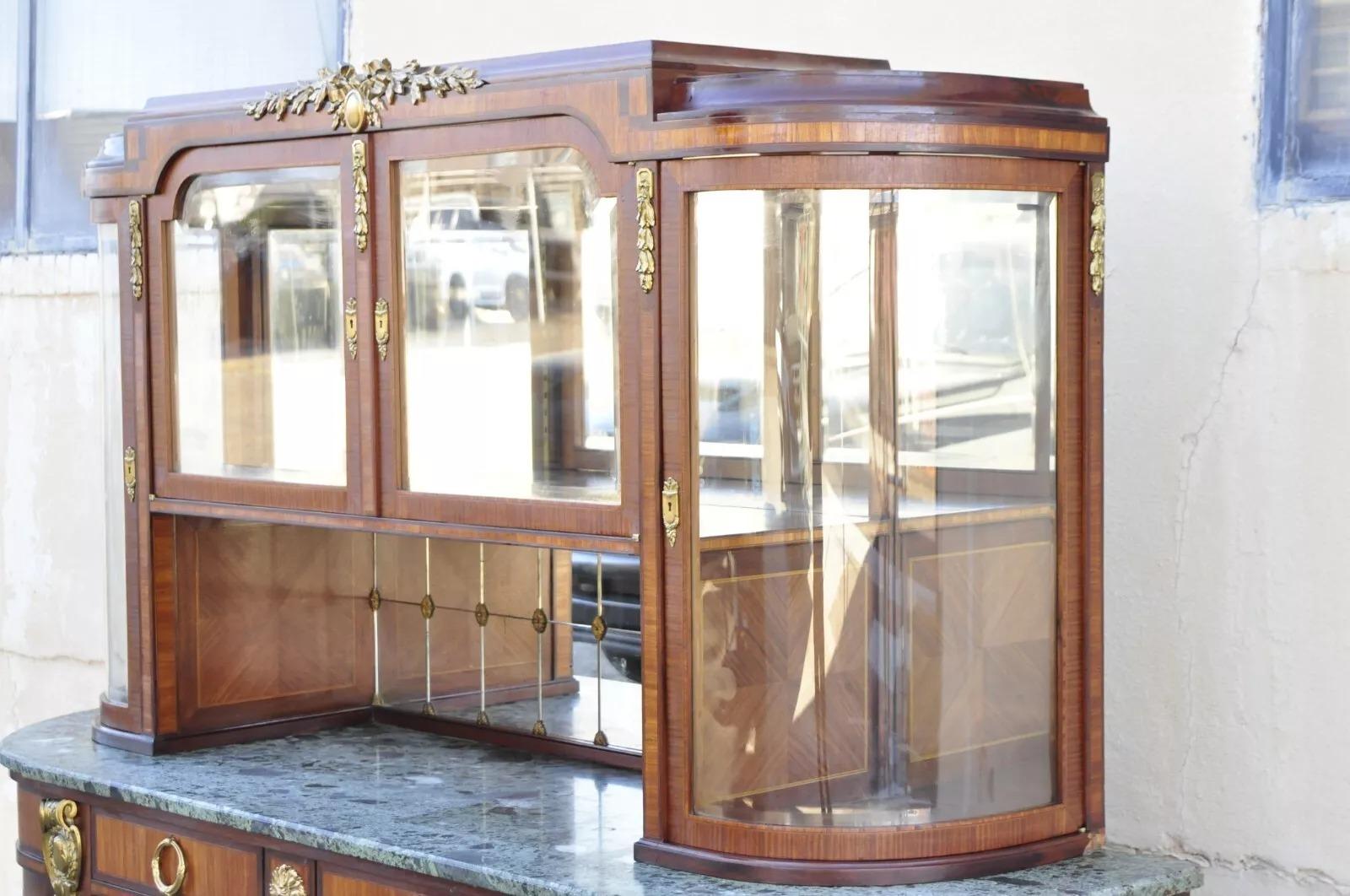 Buffet français ancien de style Louis XV avec plateau en marbre, verre nœudé et bronze doré en vente 9