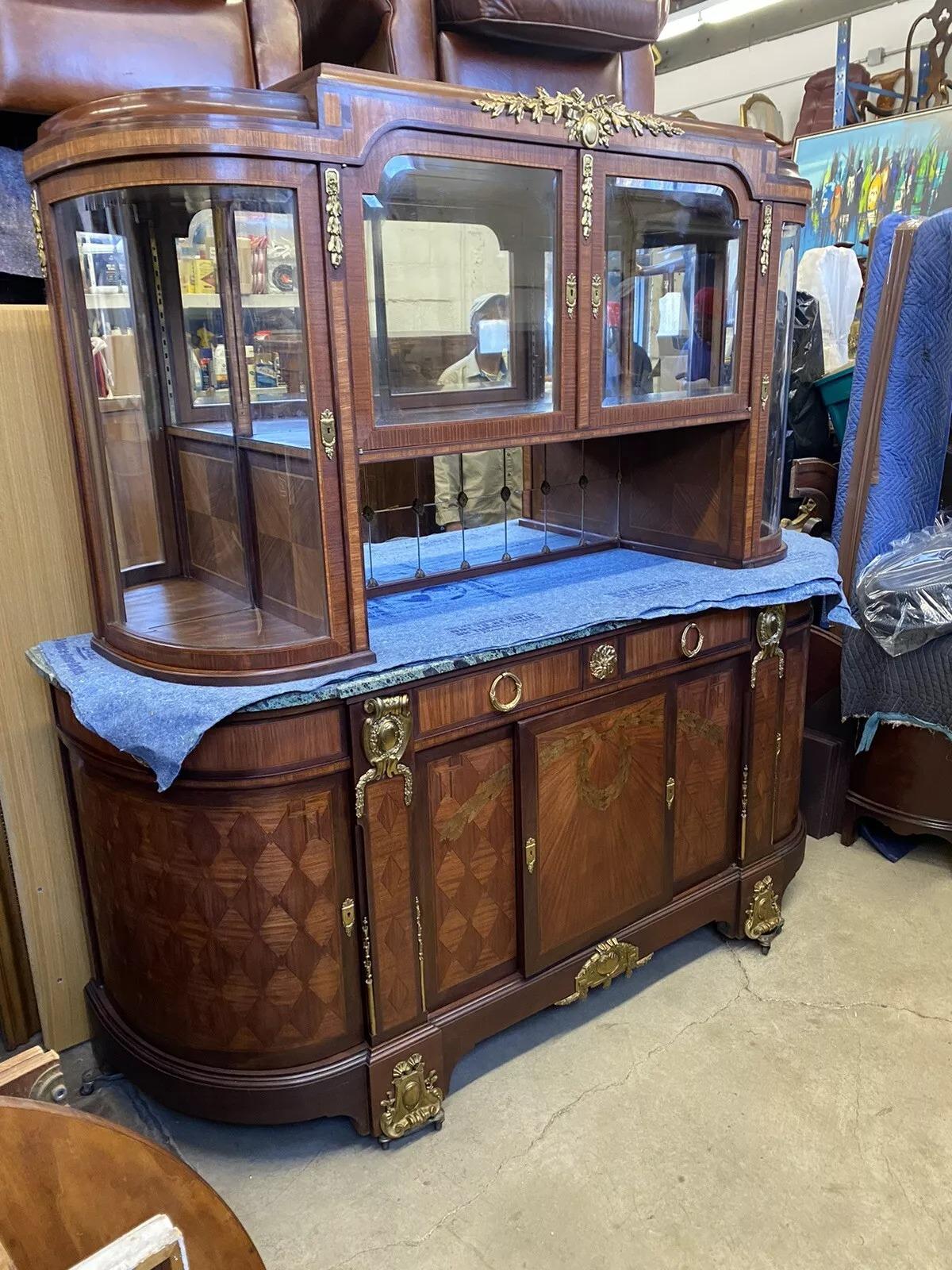 Buffet français ancien de style Louis XV avec plateau en marbre, verre nœudé et bronze doré en vente 10
