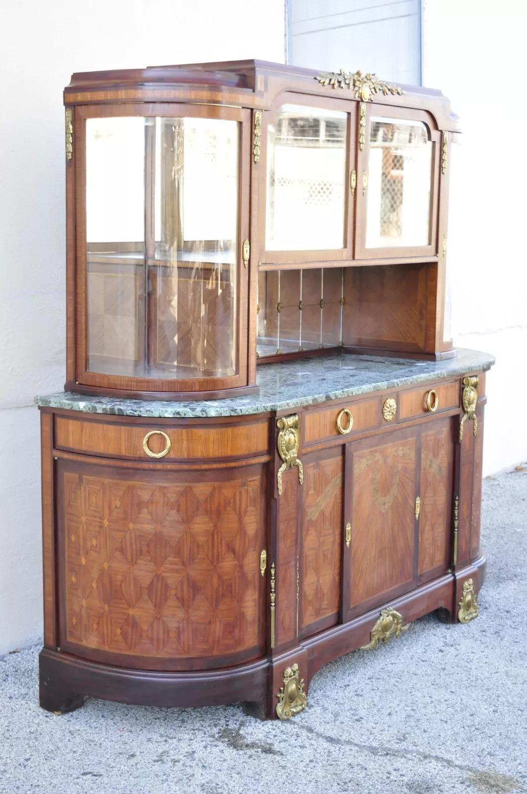 Buffet ancien de style Louis XV en marbre, verre bombé, bronze et bronze doré. L'objet comprend un cabinet de curiosités supérieur en verre arqué, un plateau en marbre vert et un cabinet inférieur arqué avec de fines incrustations et du bronze doré
