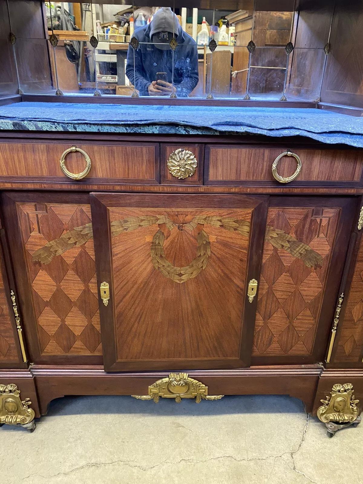 Buffet français ancien de style Louis XV avec plateau en marbre, verre nœudé et bronze doré Bon état - En vente à Philadelphia, PA