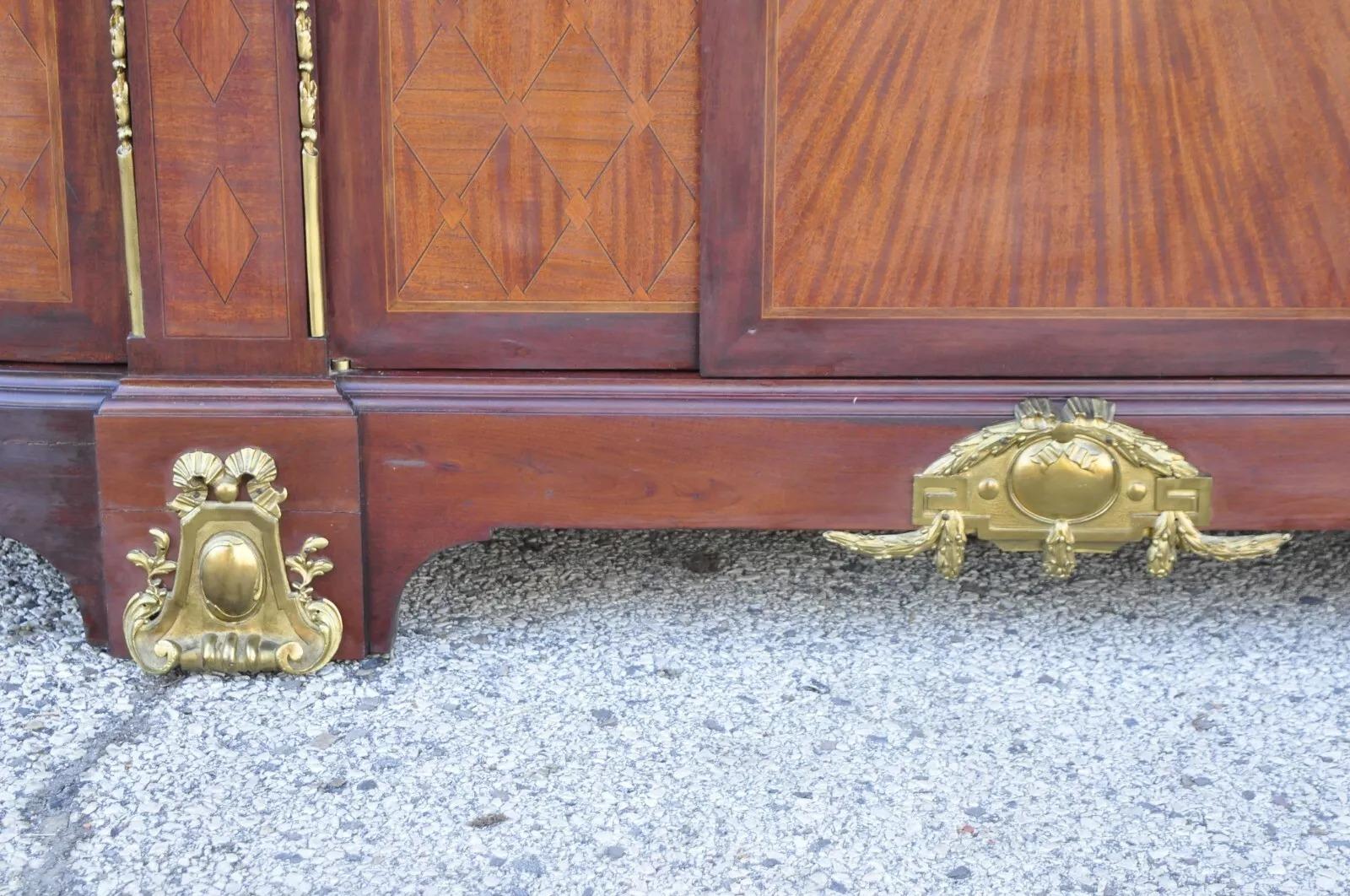 20ième siècle Buffet français ancien de style Louis XV avec plateau en marbre, verre nœudé et bronze doré en vente