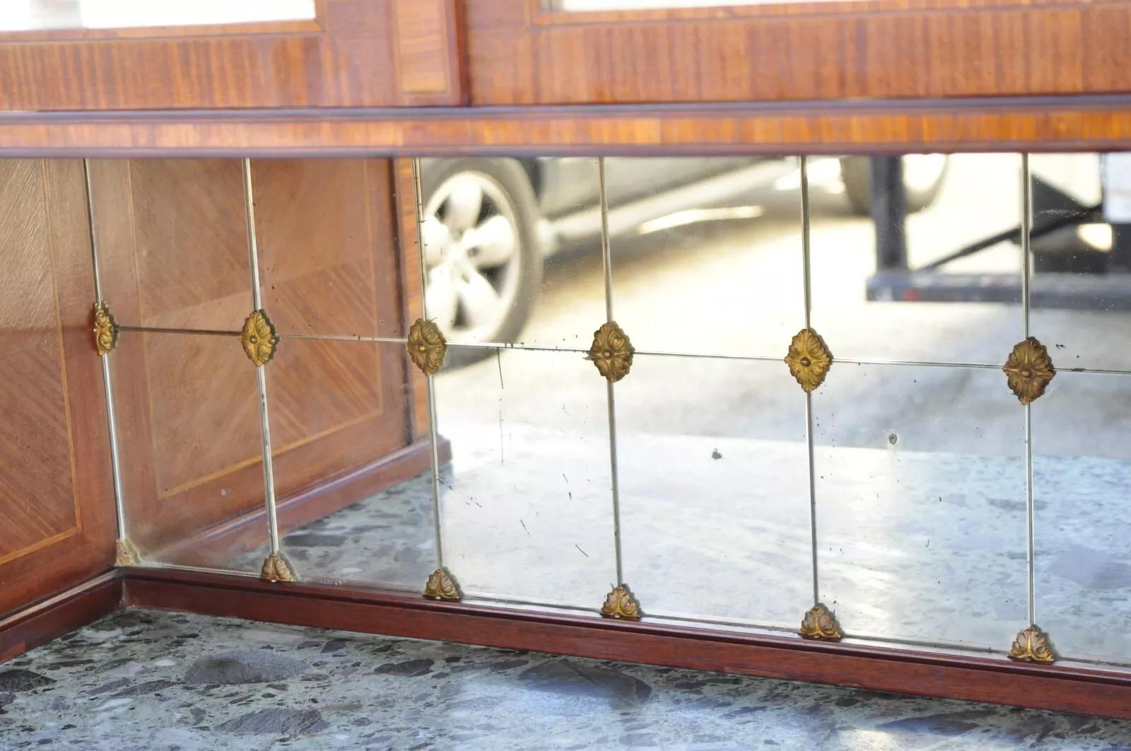 Bronze Buffet français ancien de style Louis XV avec plateau en marbre, verre nœudé et bronze doré en vente