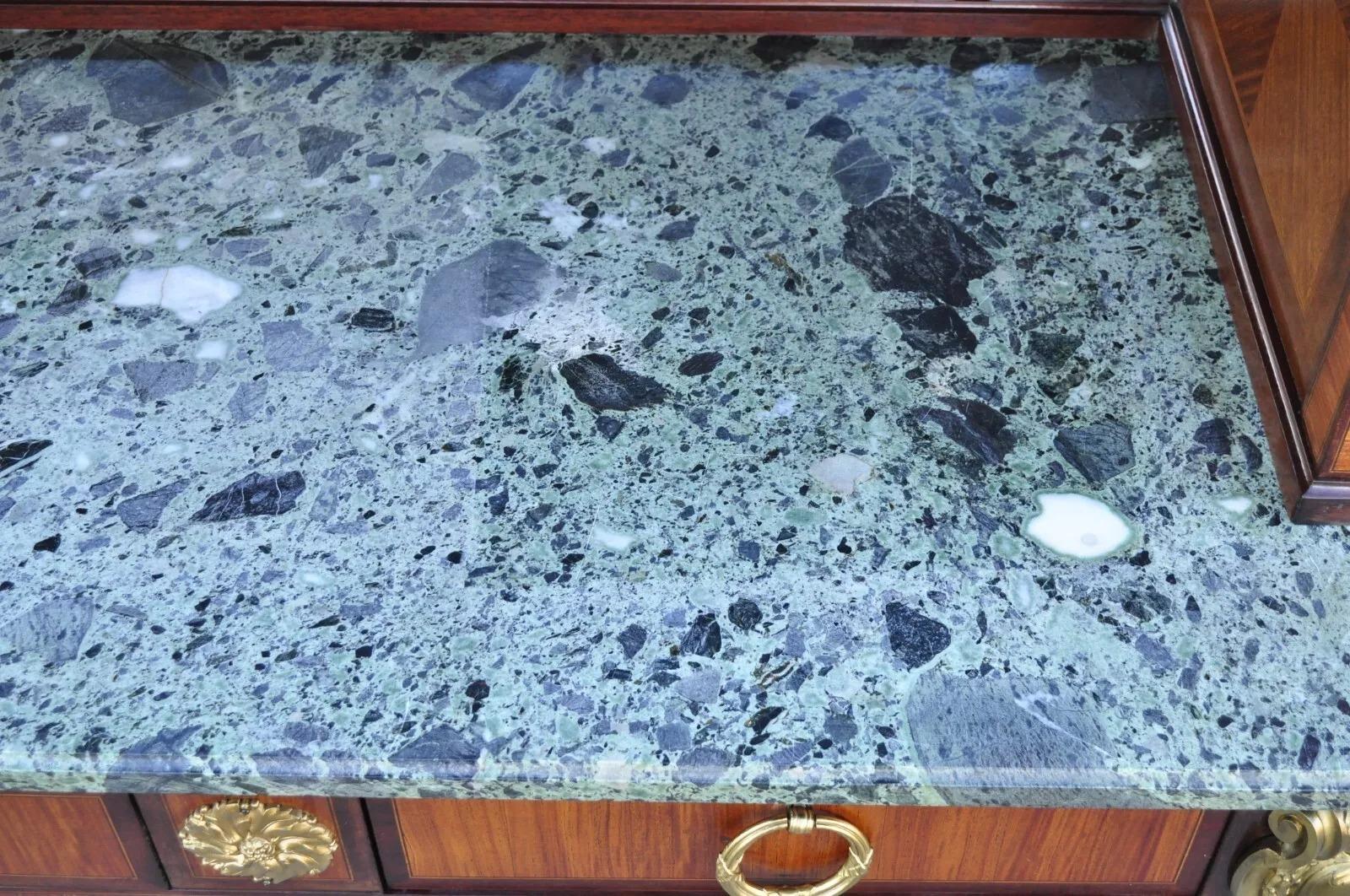 Buffet français ancien de style Louis XV avec plateau en marbre, verre nœudé et bronze doré en vente 1