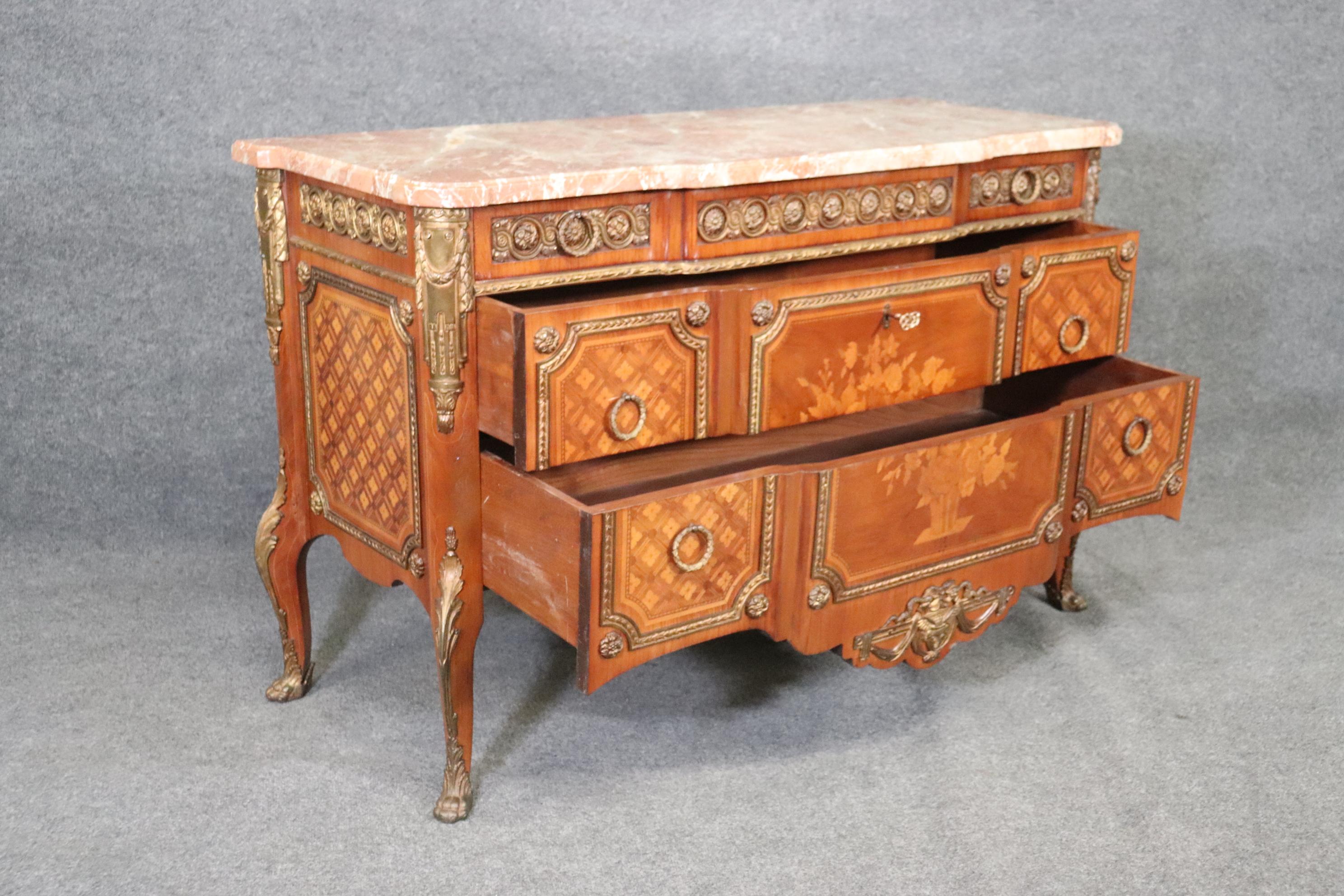 Bronze Ancienne commode française de style Louis XV avec dessus en marbre en vente