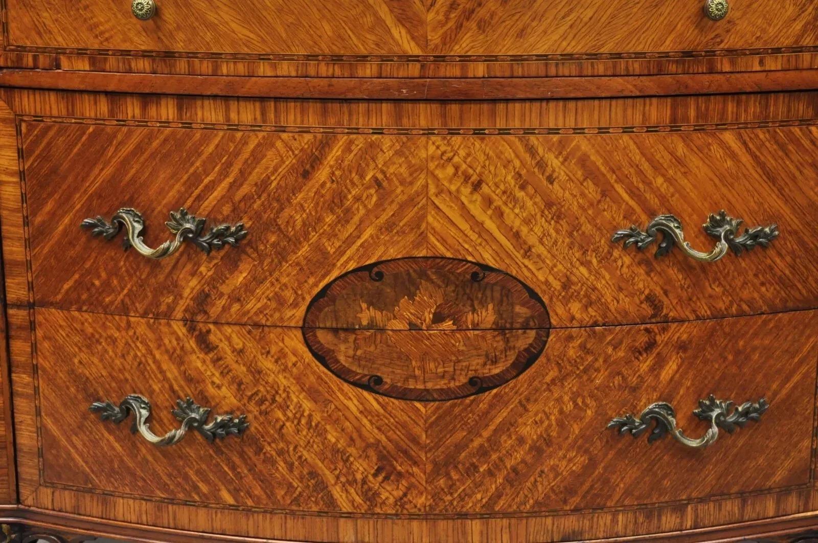 Antique French Louis XV Style Marble Top Satinwood Demilune Commode Dresser. L'articolo presenta un piano in marmo rosa, intarsi in legno satinato, forma demilinea, ferramenta in ottone, 3 cassetti a coda di rondine, gambe a cabriola, un oggetto