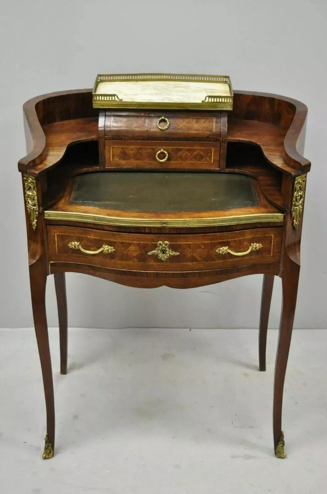 Bureau ancien de style Louis XV en marqueterie Petite Demilune. Cet objet présente un plateau en marbre, une surface d'écriture coulissante en cuir vert, incrustée sur tout le pourtour, bronze doré, pas de clé, mais déverrouillé, 3 tiroirs à queue