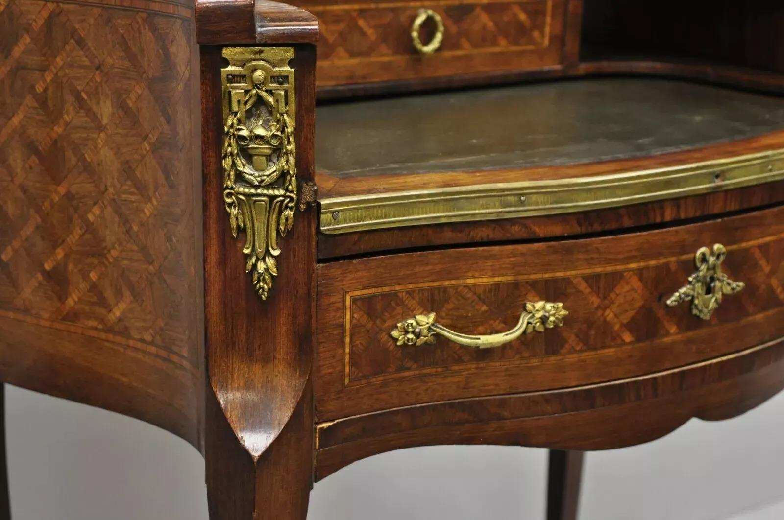 Inconnu Ancien bureau français de style Louis XV incrusté de marqueterie Demilune en vente
