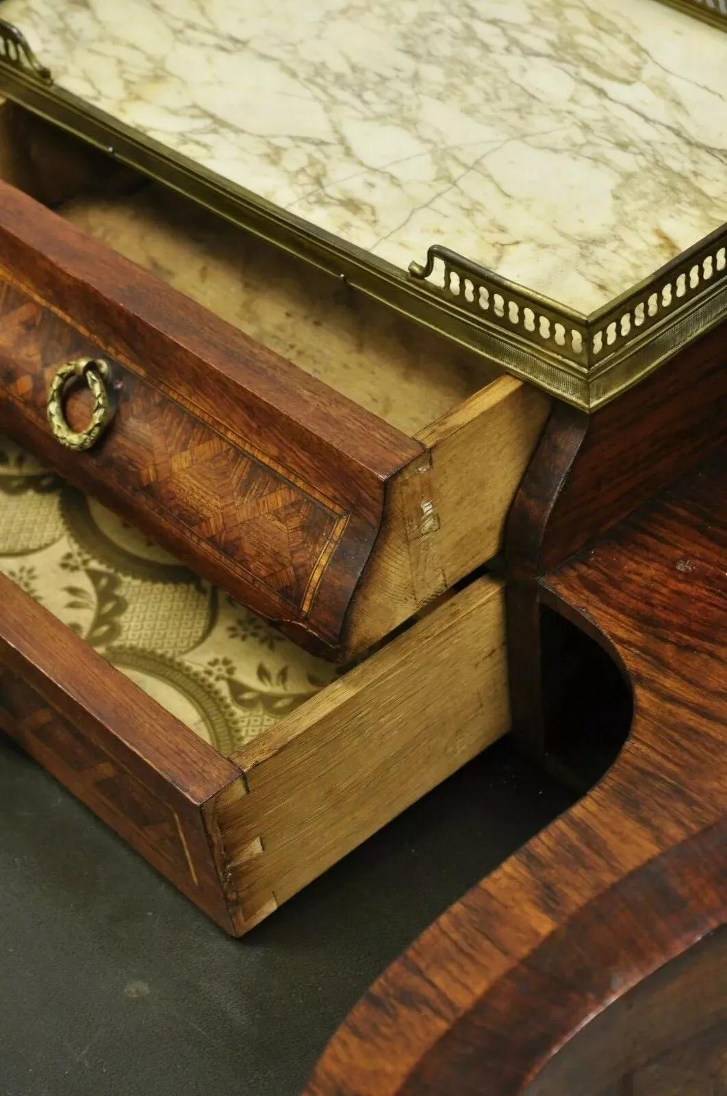 Ancien bureau français de style Louis XV incrusté de marqueterie Demilune en vente 3