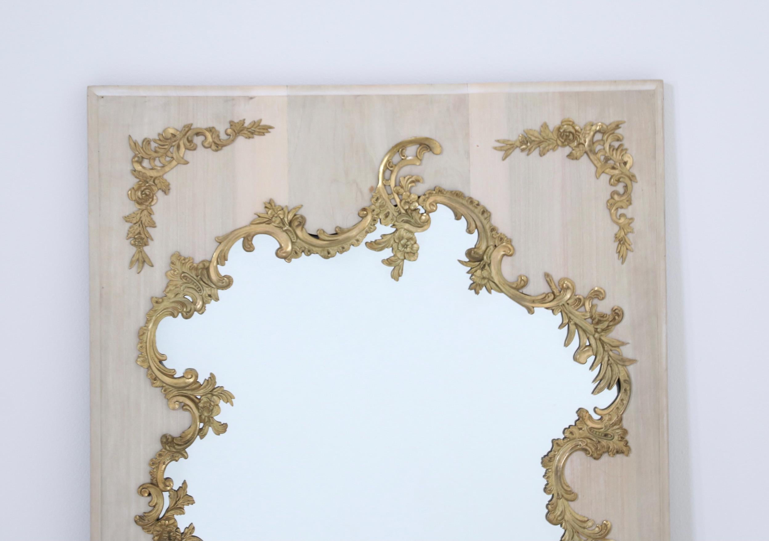 Magnifique miroir ancien de style Louis XV du 19ème siècle.

Le miroir est composé d'un cadre en bois massif d'acajou blanchi avec de magnifiques décorations détaillées en bronze orné. 

