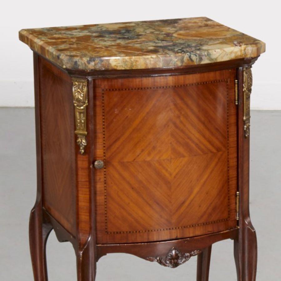 Fin 19e/début 20e siècle, ancienne table de nuit française de style Louis XV en palissandre marqueté avec dessus en marbre rouge et montures en bronze doré. Une table de nuit à une porte s'ouvrant vers la droite et présentant de magnifiques veines
