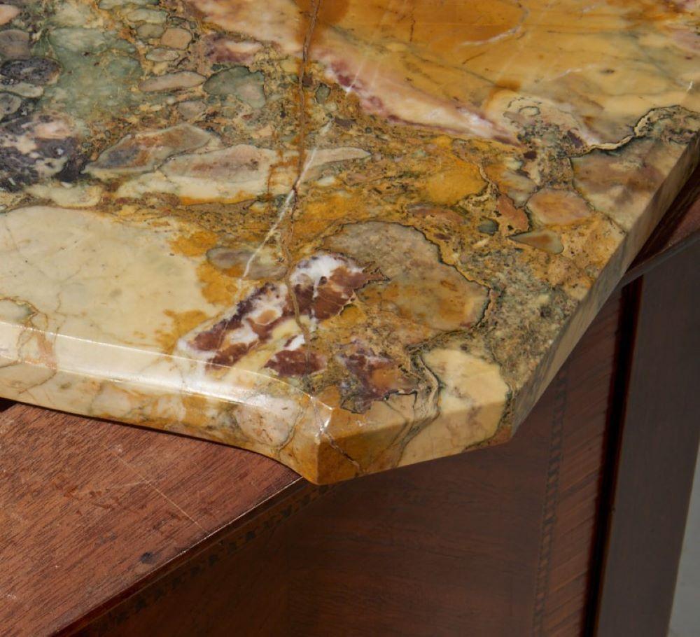 Fin du XIXe siècle Table de nuit française ancienne de style Louis XV à une porte, plateau en marbre et montures en bronze doré