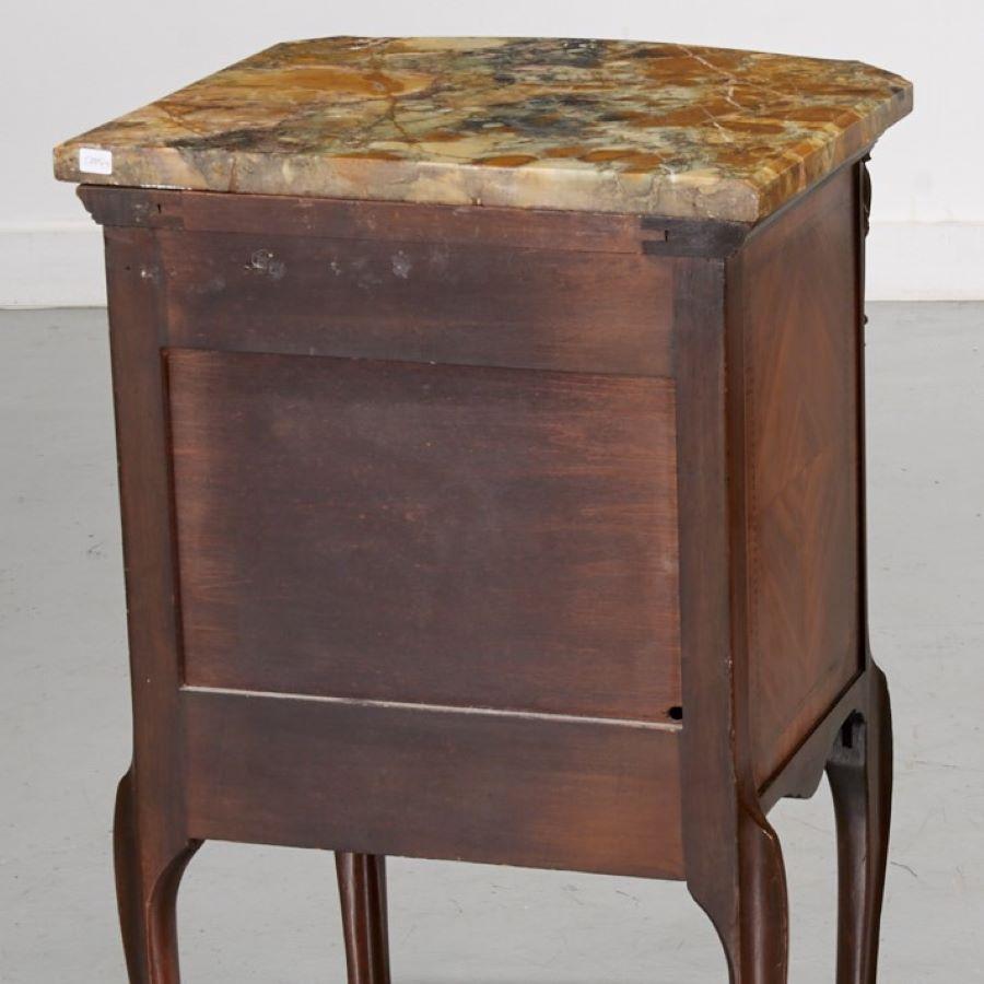 Bronze doré Table de nuit française ancienne de style Louis XV à une porte, plateau en marbre et montures en bronze doré