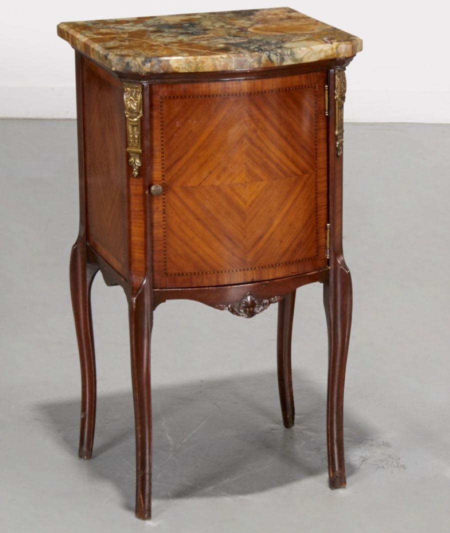 Table de nuit française ancienne de style Louis XV à une porte, plateau en marbre et montures en bronze doré 1