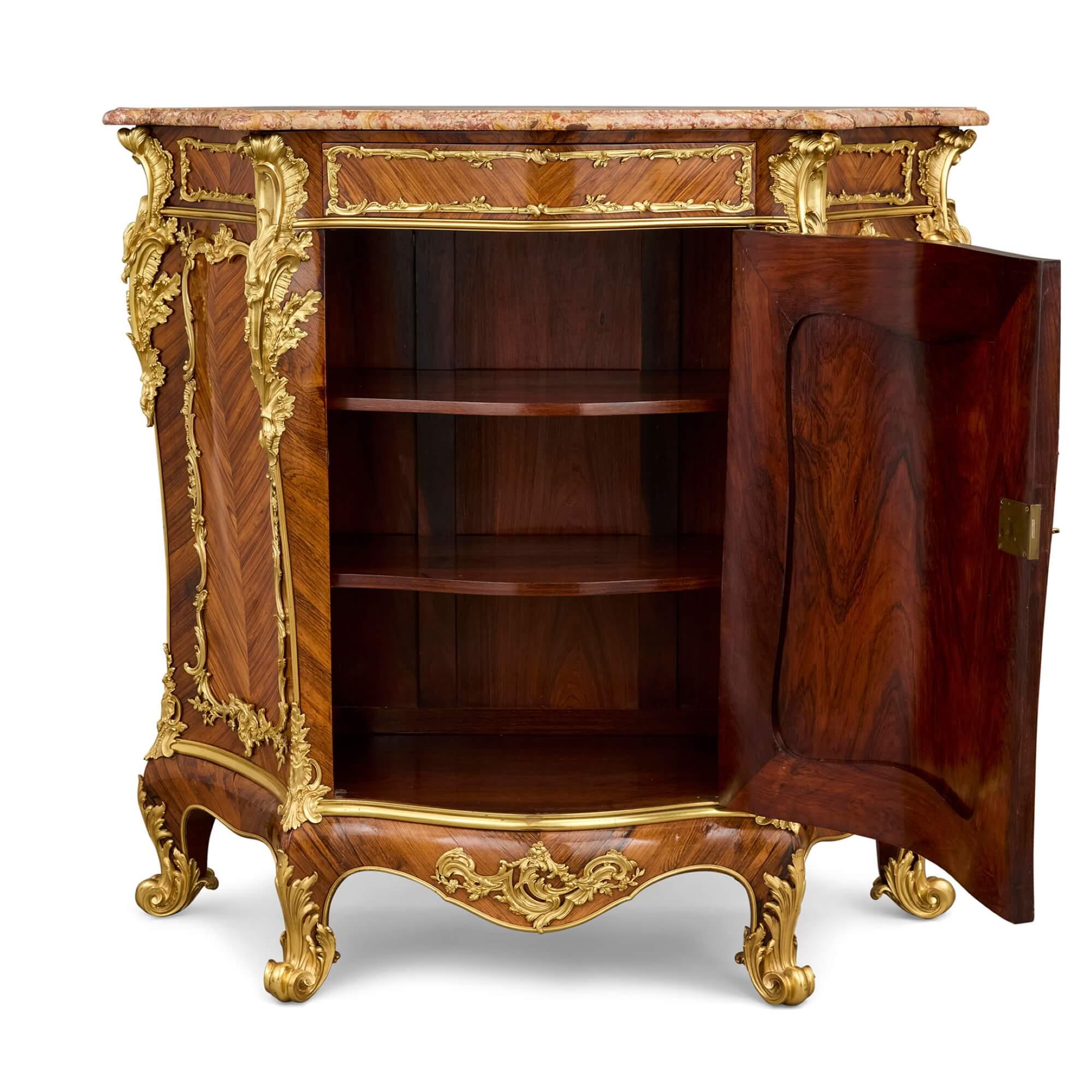 Antiguo Armario Montado Francés Estilo Louis XV de Ormolu y Vernis Martin Luis XV en venta