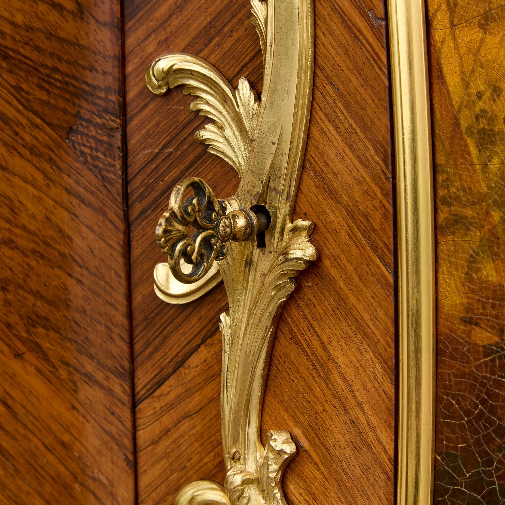 Antiguo Armario Montado Francés Estilo Louis XV de Ormolu y Vernis Martin siglo XIX en venta