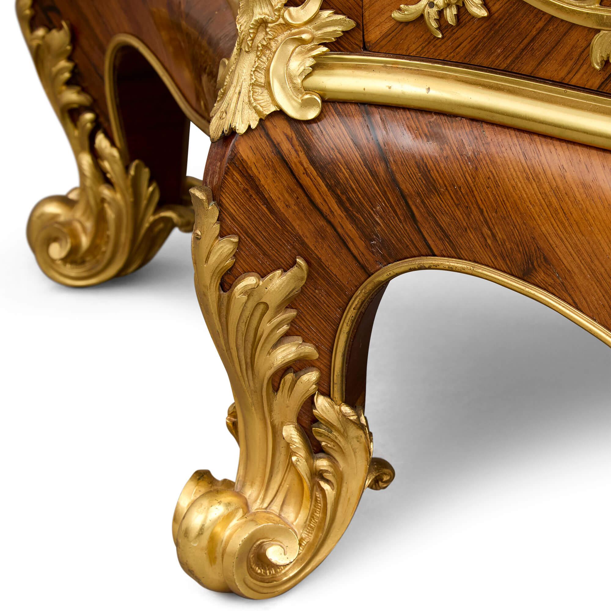 Antiguo Armario Montado Francés Estilo Louis XV de Ormolu y Vernis Martin Ormolú en venta