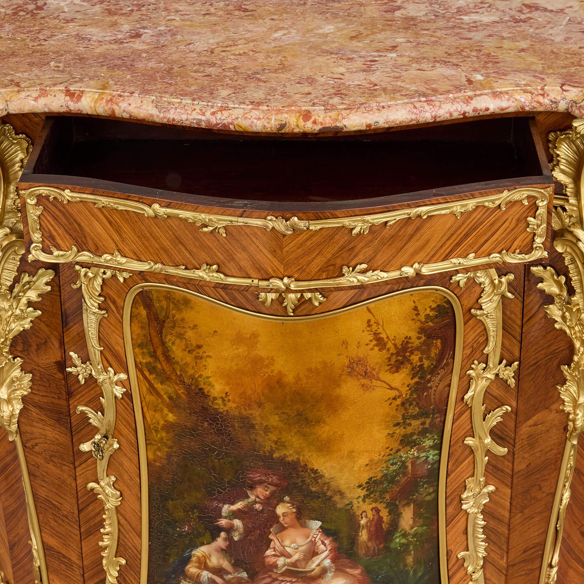 Antiguo Armario Montado Francés Estilo Louis XV de Ormolu y Vernis Martin en venta 1