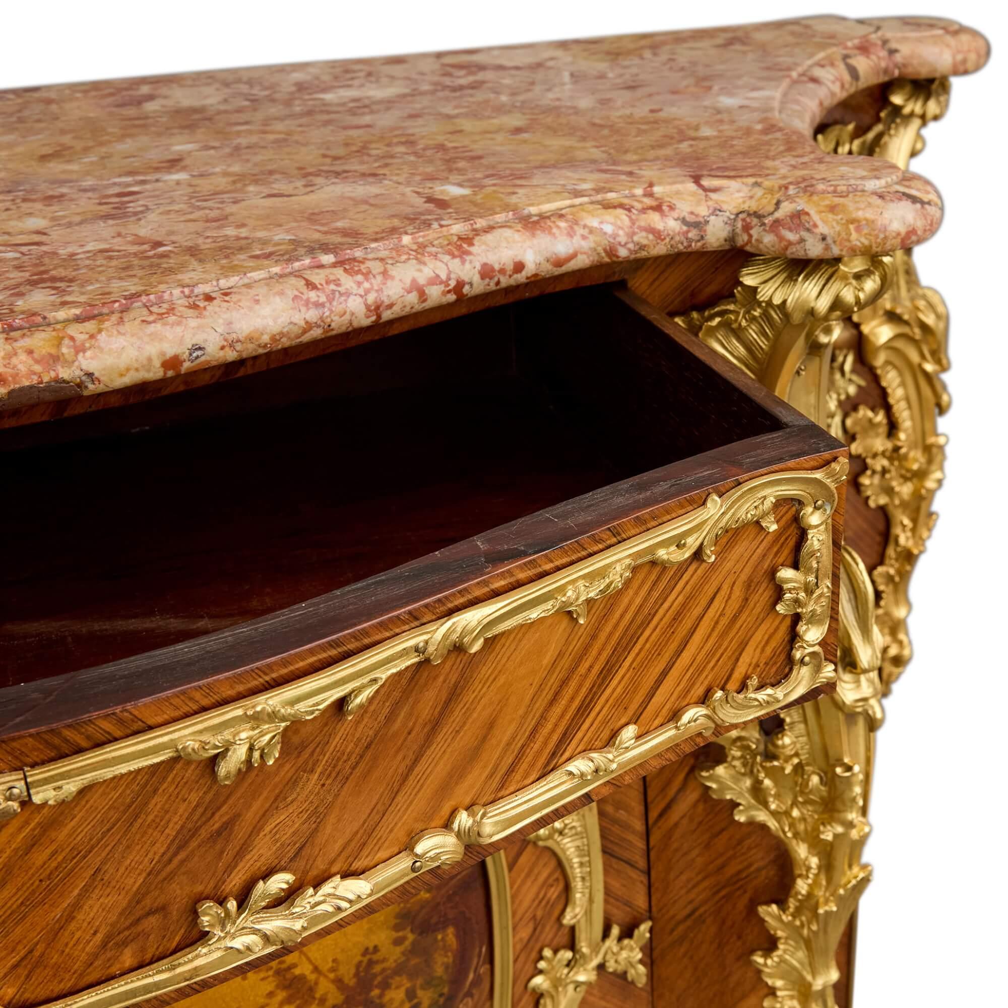 Antiguo Armario Montado Francés Estilo Louis XV de Ormolu y Vernis Martin en venta 2