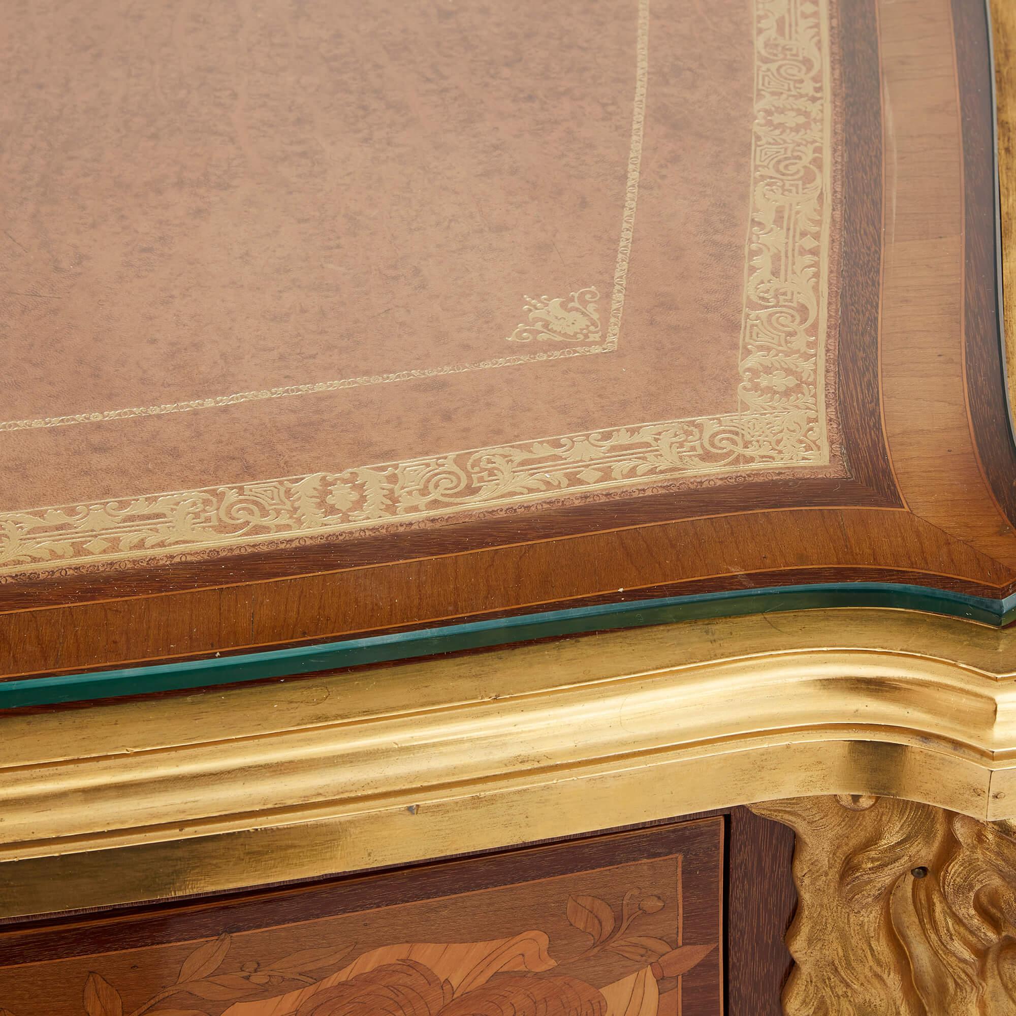 Bureau ancien en marqueterie montée sur bronze doré de style Louis XV par la Maison Léger en vente 2