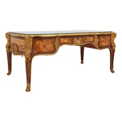 Antiker französischer Schreibtisch im Stil Louis XV mit Ormolu und Intarsien von Maison Léger