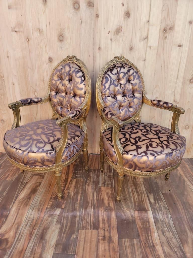 Paire de fauteuils-fauteuils anciens de style Louis XV en bois sculpté et doré Bon état - En vente à Chicago, IL