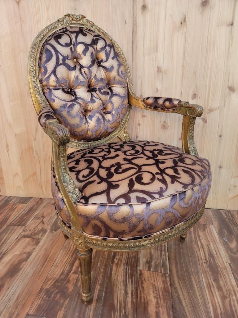 Tissu d'ameublement Paire de fauteuils-fauteuils anciens de style Louis XV en bois sculpté et doré en vente