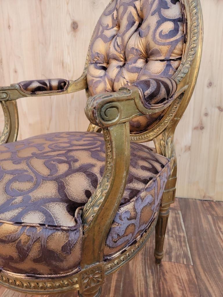 Paire de fauteuils-fauteuils anciens de style Louis XV en bois sculpté et doré en vente 2