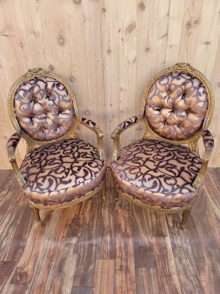 Paire de fauteuils-fauteuils anciens de style Louis XV en bois sculpté et doré en vente 3