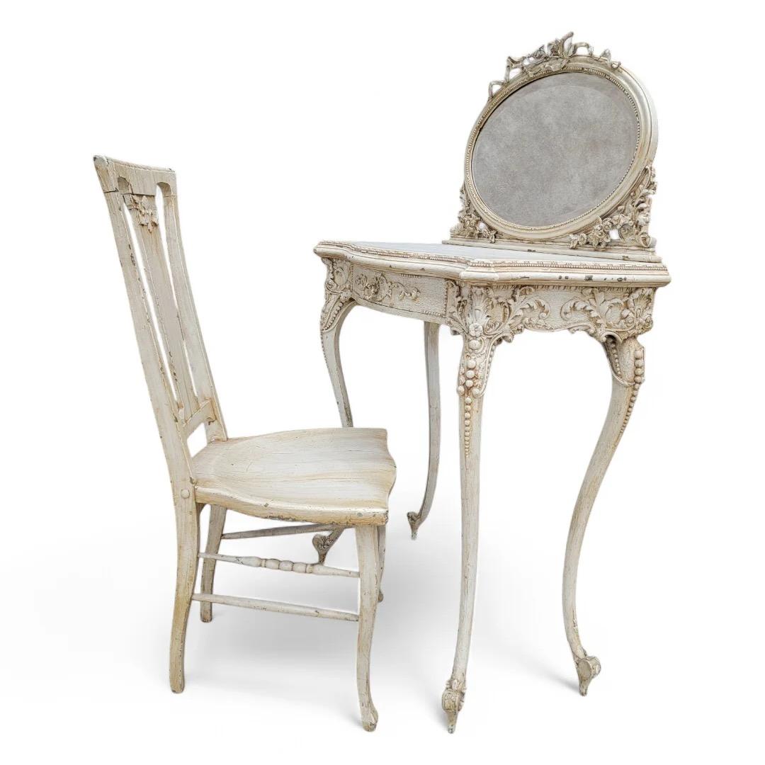 Ancienne table de toilette française de style Louis XV ornée et sculptée avec chaise

Ce magnifique ensemble de vanité et de chaise de style Louis XV français ancien constitue un ajout remarquable à tout dressing, placard, salle de bain ou chambre à