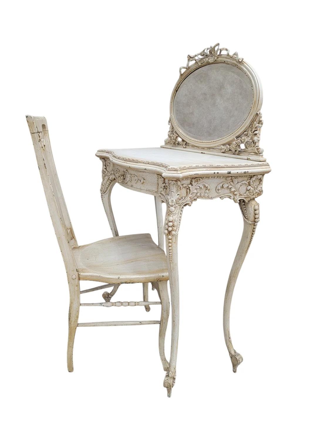 Inconnu Ancienne table de toilette sculptée de style Louis XV française avec chaise en vente