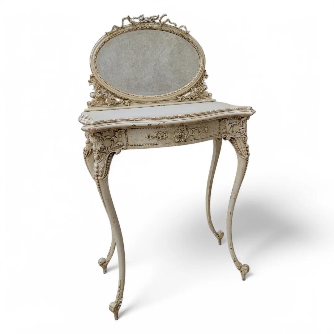 20ième siècle Ancienne table de toilette sculptée de style Louis XV française avec chaise en vente
