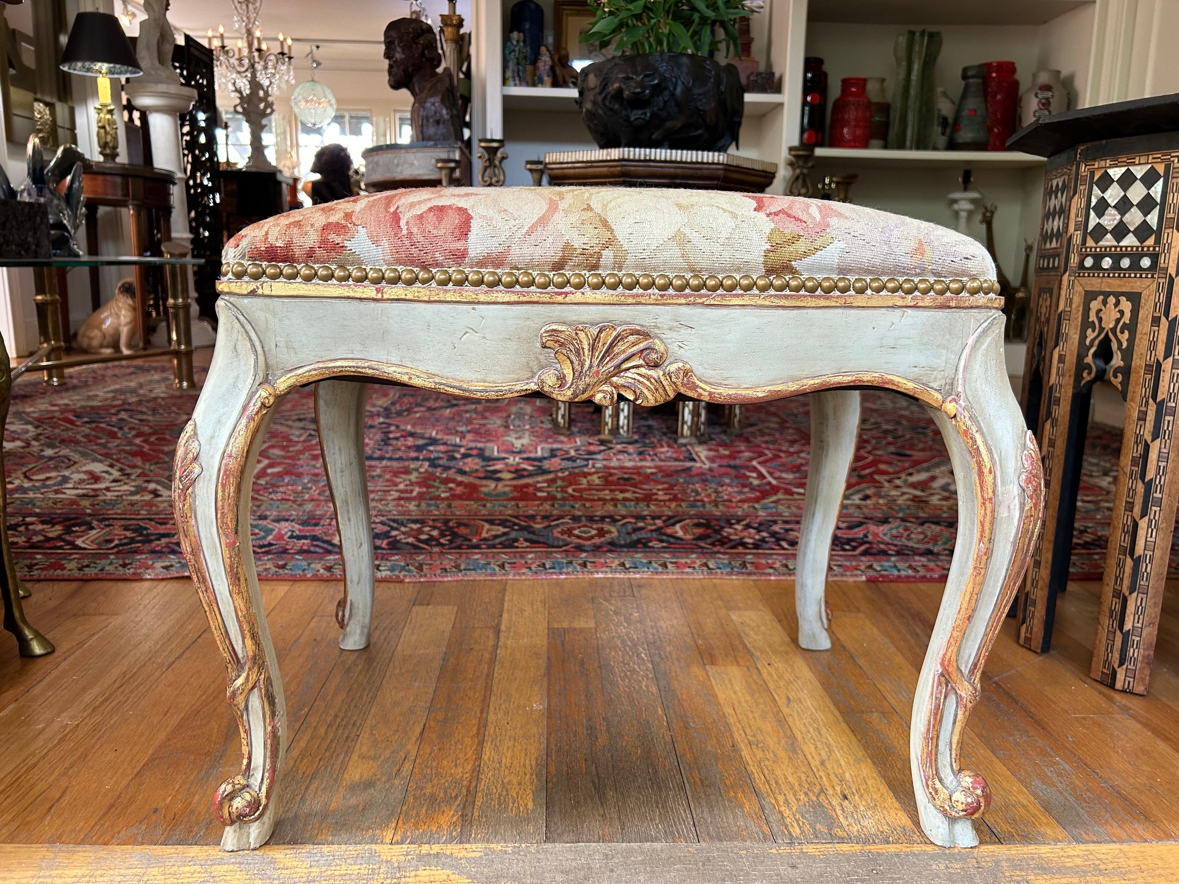 Ottoman ancien de style Louis XV.
Ce charmant ottoman ou banc de style Louis XV est peint en couleur crème avec des accents dorés. Il est actuellement recouvert de tapisserie mais peut facilement être recouvert du tissu de votre choix.
Banc