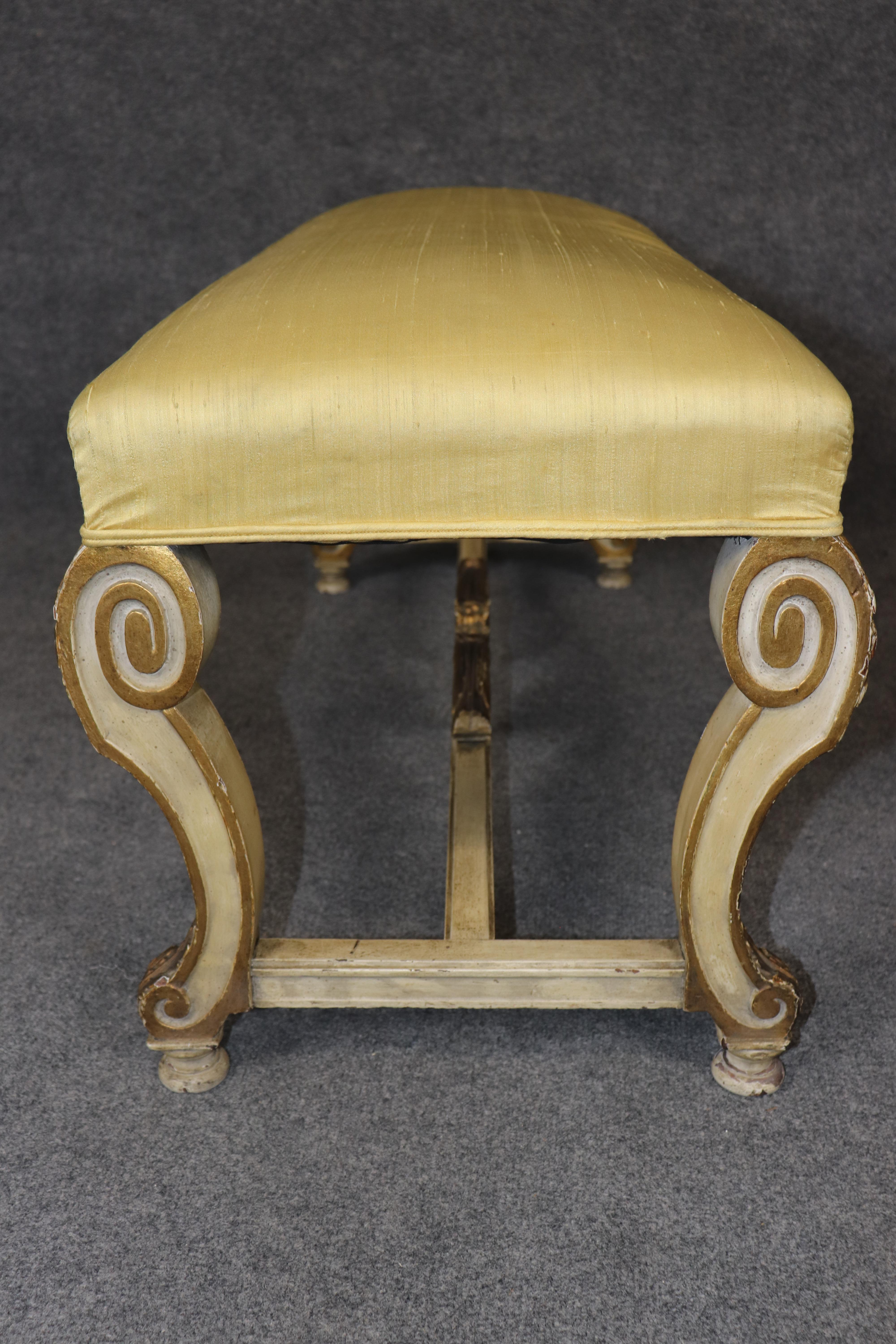 Antique French Louis XV Style Paint Decorated and Gilt Accent Bench C. 1920's In condizioni buone a Swedesboro, NJ