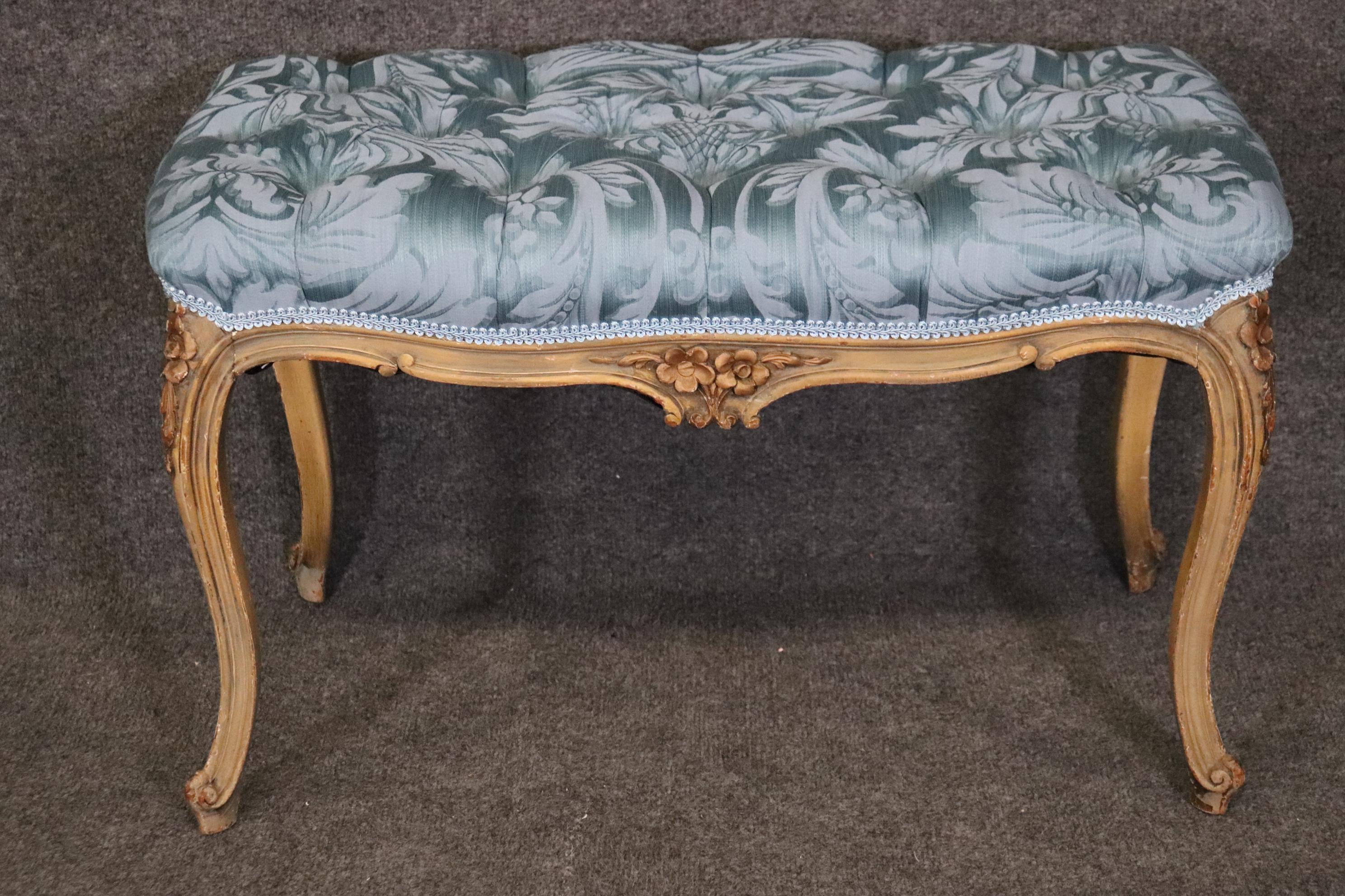 Antique French Louis XV Style Paint Decorated Tufted Bench Footstool  In Good Condition For Sale In Swedesboro, NJ