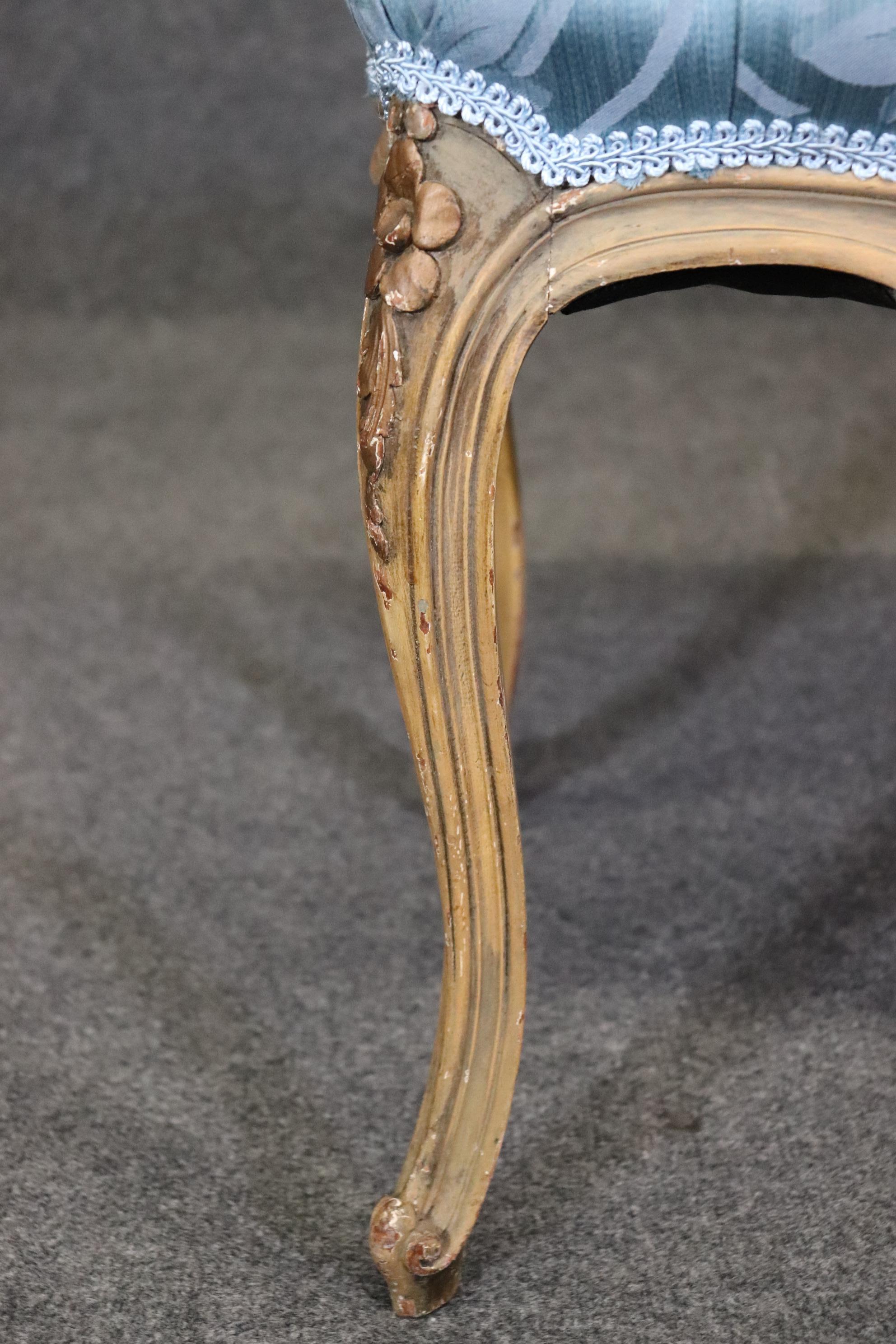 Antiker französischer getufteter Fußhocker im Louis-XV-Stil mit Lackierung  (20. Jahrhundert) im Angebot